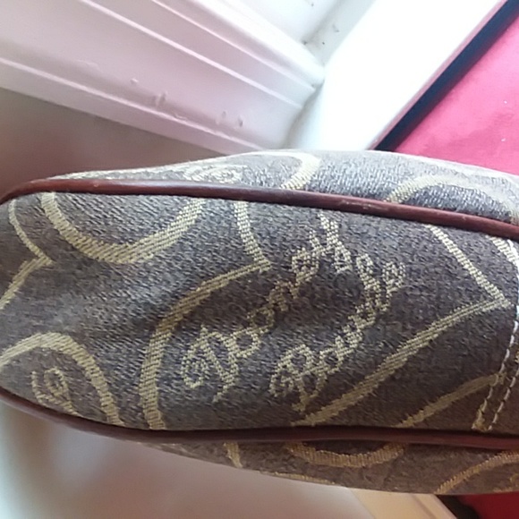 ❤ Dooney&Bourke Heart Design with Gold Accents Very Good Condition - Picture 4 of 9